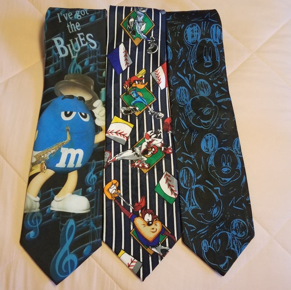 Lot of 3 vintage fun ties Looney Toons, Disney M&M